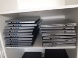 Plusieurs ordinateurs portables sont empilés les uns sur les autres sur une étagère