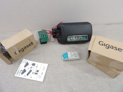 un paquet de cigarettes, un briquet, un briquet, un briquet, un briquet et un paquet de cigarettes