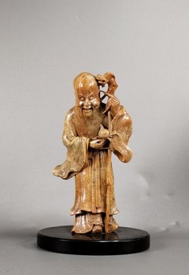 une statue représentant un homme tenant un oiseau sur un socle
