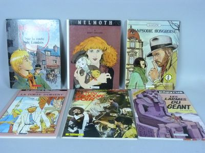 quatre livres posés sur une table