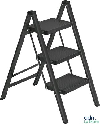 un tabouret noir à trois marches
