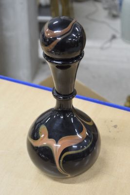 un vase noir posé sur une table en bois