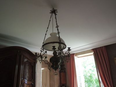 un lustre suspendu au plafond d'une pièce