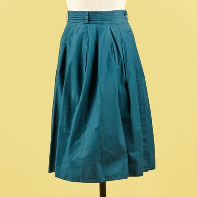 une jupe verte sur un mannequin, un mannequin, un mannequin, un mannequin, un mannequin, un mannequin, un mannequin, un mannequin, un mannequin