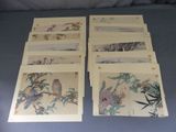 six cartes ornées d'oiseaux et de fleurs, posées sur un fond bleu