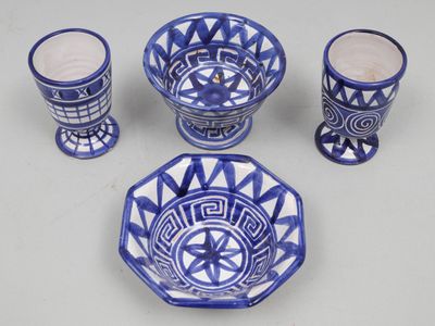 Plusieurs pièces de poterie bleue et blanche sont disposées sur une table