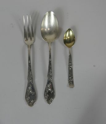 Une petite cuillère à décor d’Iris et cuilleron doré de la m…