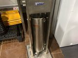une machine posée par terre à côté d'un réfrigérateur