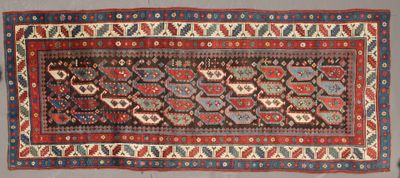 un tapis oriental aux motifs géométriques sur fond gris