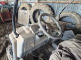 une voiture sale dont la direction et le volant sont enfoncés dans la boue
