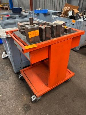 une table sur laquelle se trouvent plusieurs boîtes