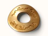 une image représentant une pièce d'or sur laquelle figure une inscription