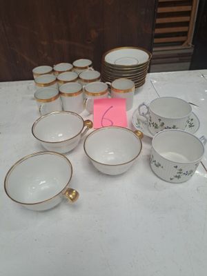 beaucoup de tasses et de soucoupes sur la table
