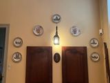 de nombreuses assiettes accrochées au mur au-dessus des portes