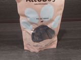 un sachet de friandises pour chien posé sur une table