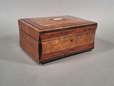 une vieille boîte en bois posée sur une surface grise