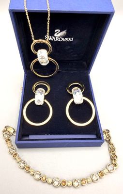 un gros plan sur un collier et des boucles d'oreilles dans un écrin