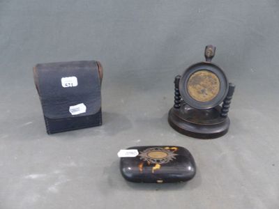 trois objets posés sur une table