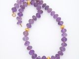 un collier composé de perles d'améthorate, muni d'un fermoir plaqué or