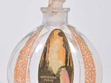 une petite bouteille en verre dans laquelle se trouve l'image d'une femme