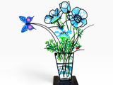un vase en verre orné de fleurs bleues et d'un papillon
