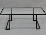 table basse rectangulaire en verre avec des pieds en métal noir