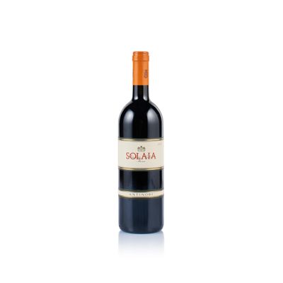 une bouteille de vin rouge posée sur une table blanche