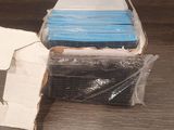 de nombreuses boîtes contenant des objets bleus et blancs posées sur une table