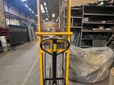 un chariot élévateur à fourche garé dans un entrepôt