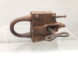 une vieille pince en fer exposée dans une vitrine