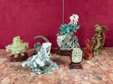 trois figurines posées sur une table, avec un mur rouge en arrière-plan