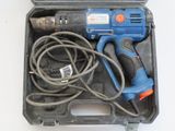 une perceuse électrique bleue et noire dans un coffret noir