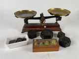 une image représentant une balance avec une boîte de chocolats et un bol de chocolats