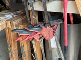 de nombreux outils posés sur un rack