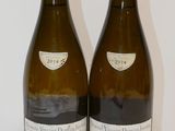 deux bouteilles de vin posées l'une à côté de l'autre sur une table