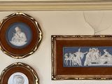 une photo d'un mur sur lequel sont accrochées plusieurs photos encadrées