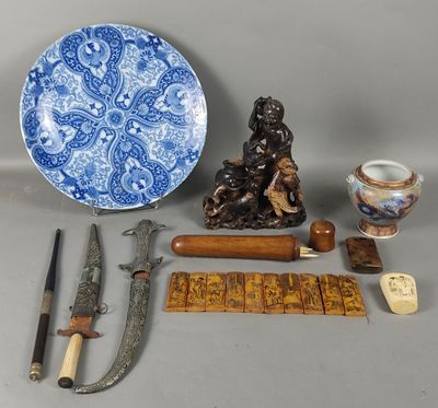plusieurs objets, dont une assiette bleue et blanche, un couteau et d'autres objets