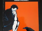 une photo d'une photo représentant un homme assis sur un rebord avec un corbeau