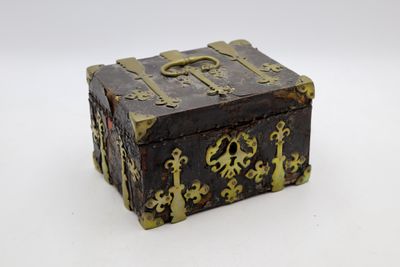 une petite boîte en bois ornée de motifs dorés