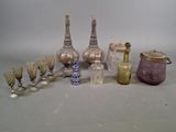 de nombreux vases et verres en verre de toutes sortes sur la table