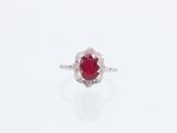 bague ovale en rubis et diamants sur fond blanc