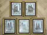 quatre photos encadrées représentant un bâtiment, accrochées au mur d'une pièce