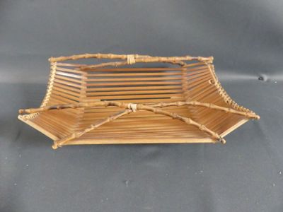 Corbeille à fruits à deux anses en bambou.