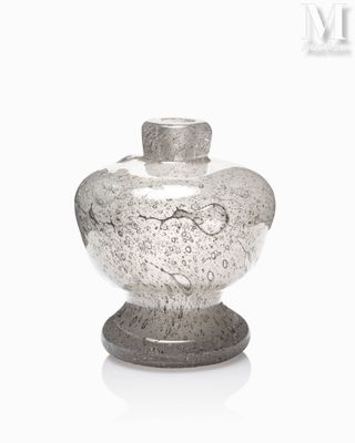 un vase en verre posé sur une table