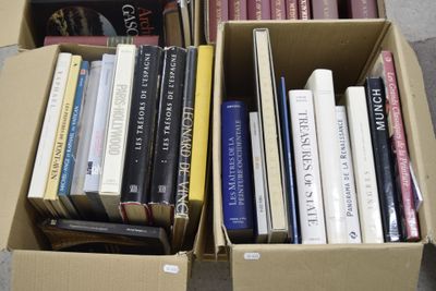 de nombreux livres dans une boîte posée par terre