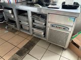 une cuisine avec beaucoup de casseroles et de poêles sur le comptoir