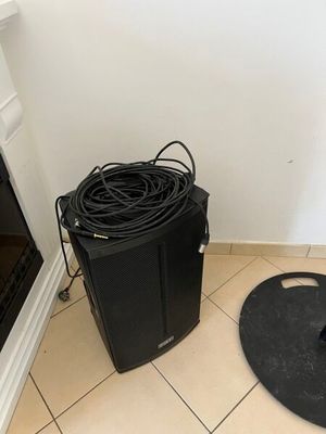 une photo d'une pièce avec une cheminée et un radiateur