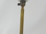 une lampe de table ancienne en laiton avec un abat-jour en verre dépoli