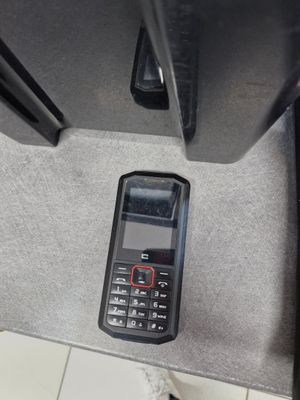 un téléphone portable posé sur le plancher d'une voiture