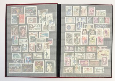beaucoup de timbres sur les pages d'un livre